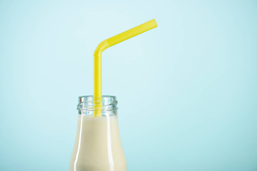 молочный коктейль в стеклянной бутылке
  - Фото, изображение