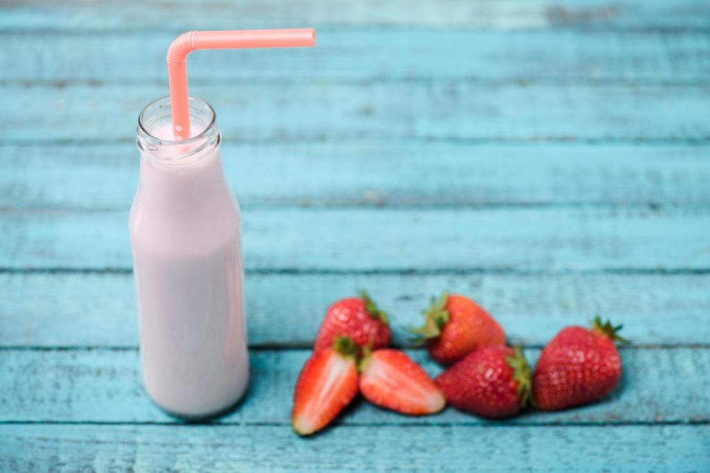 смачні полуничний молочний коктейль
  - Фото, зображення