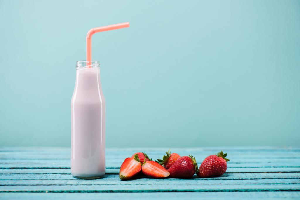 смачні полуничний молочний коктейль
  - Фото, зображення