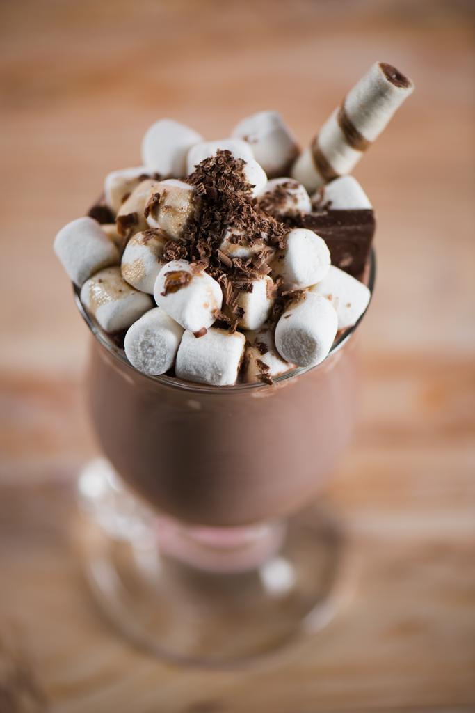 milkshake au chocolat avec guimauves  - Photo, image