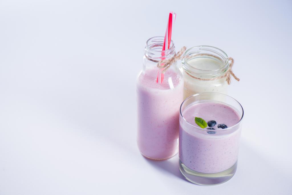 friss bogyó milkshakes üvegáru - Fotó, kép