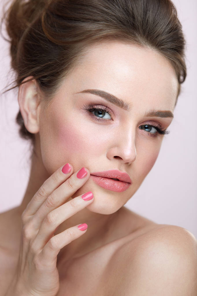 Косметика. Женщина крупным планом с натуральным макияжем и розовыми ногтями
 - Фото, изображение