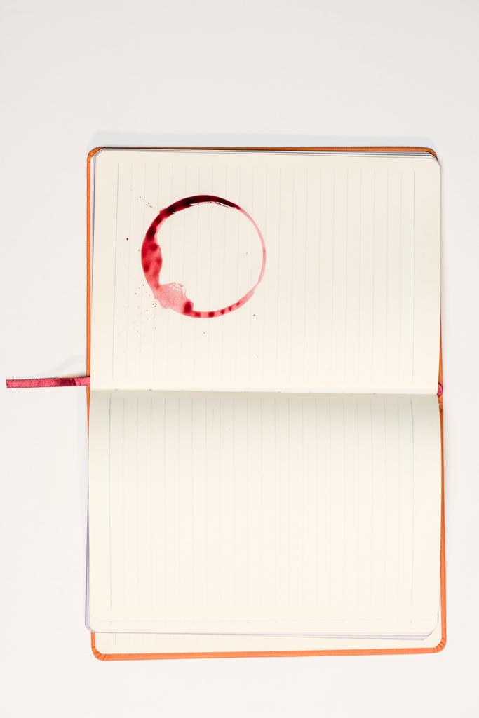 чистый блокнот с красным пятном от вина
 - Фото, изображение