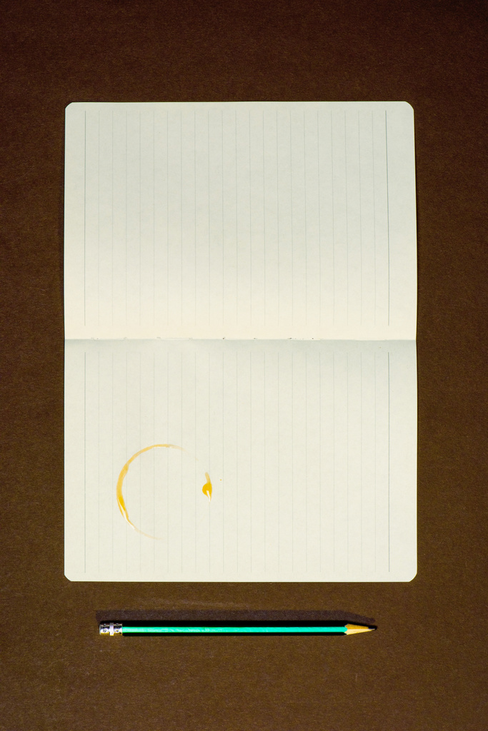 Jegyzetfüzet-val a kávé foltot és ceruza asztallapra - Fotó, kép