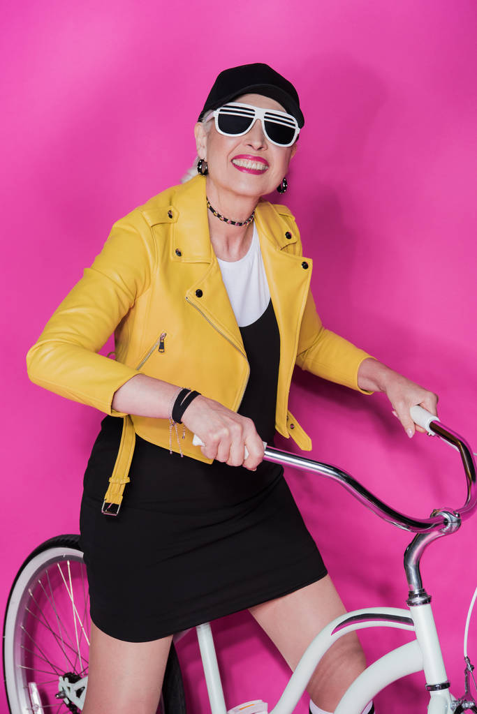 Senior vrouw met fiets - Foto, afbeelding