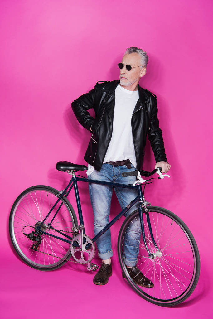 κομψό ανώτερος άνθρωπος με ποδήλατο - Φωτογραφία, εικόνα