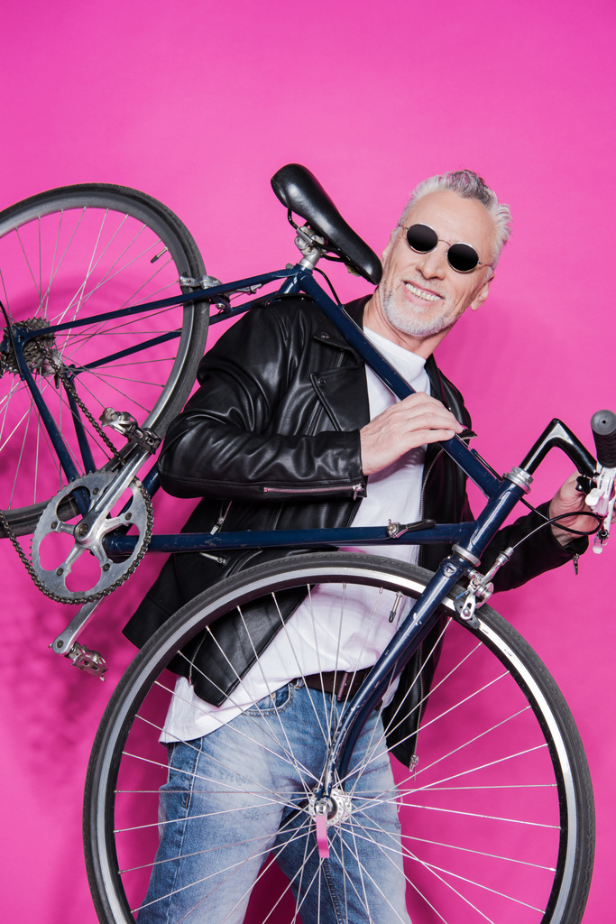 стильный пожилой человек с велосипедом
 - Фото, изображение
