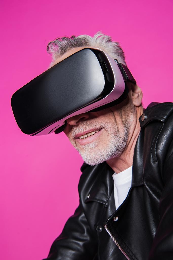 Mies virtuaalitodellisuus kuulokkeet
  - Valokuva, kuva
