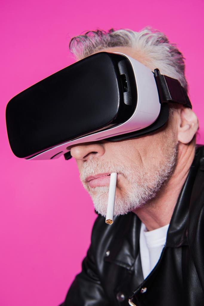Hombre en auriculares de realidad virtual
  - Foto, Imagen