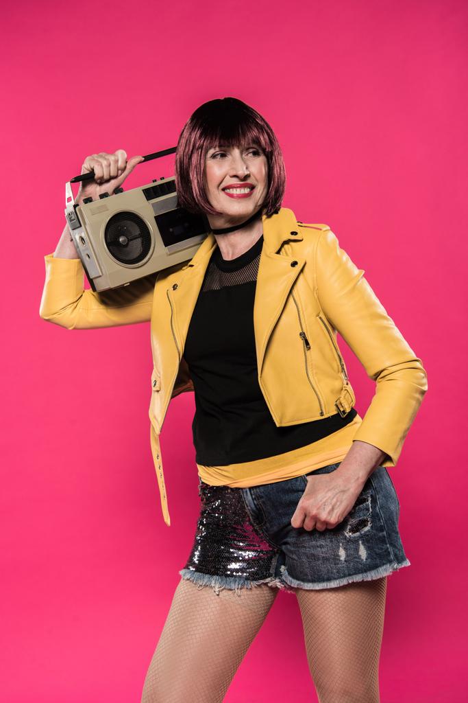 Mulher sênior com gravador
  - Foto, Imagem