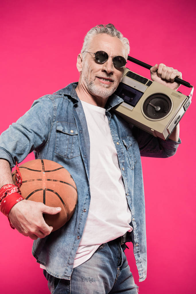 man met tape recorder en basketbal bal - Foto, afbeelding
