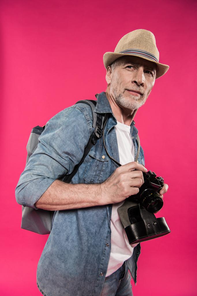 Man met retro fotocamera - Foto, afbeelding