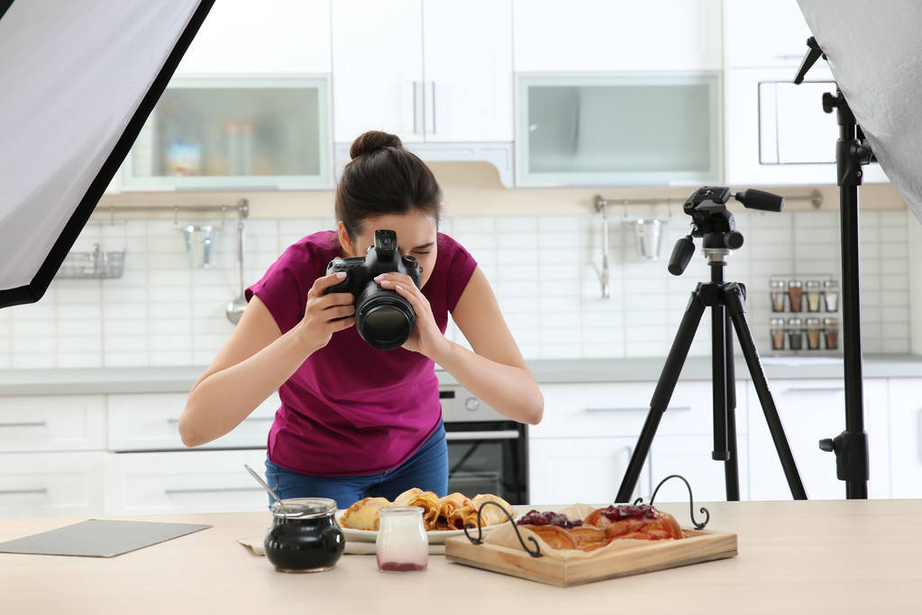 Vrouw fotograferen voedsel - Foto, afbeelding