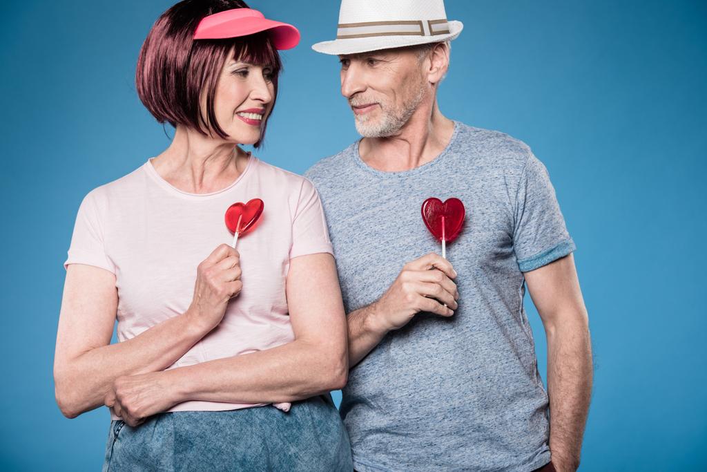 moda yaşlı çift holding lolipop - Fotoğraf, Görsel