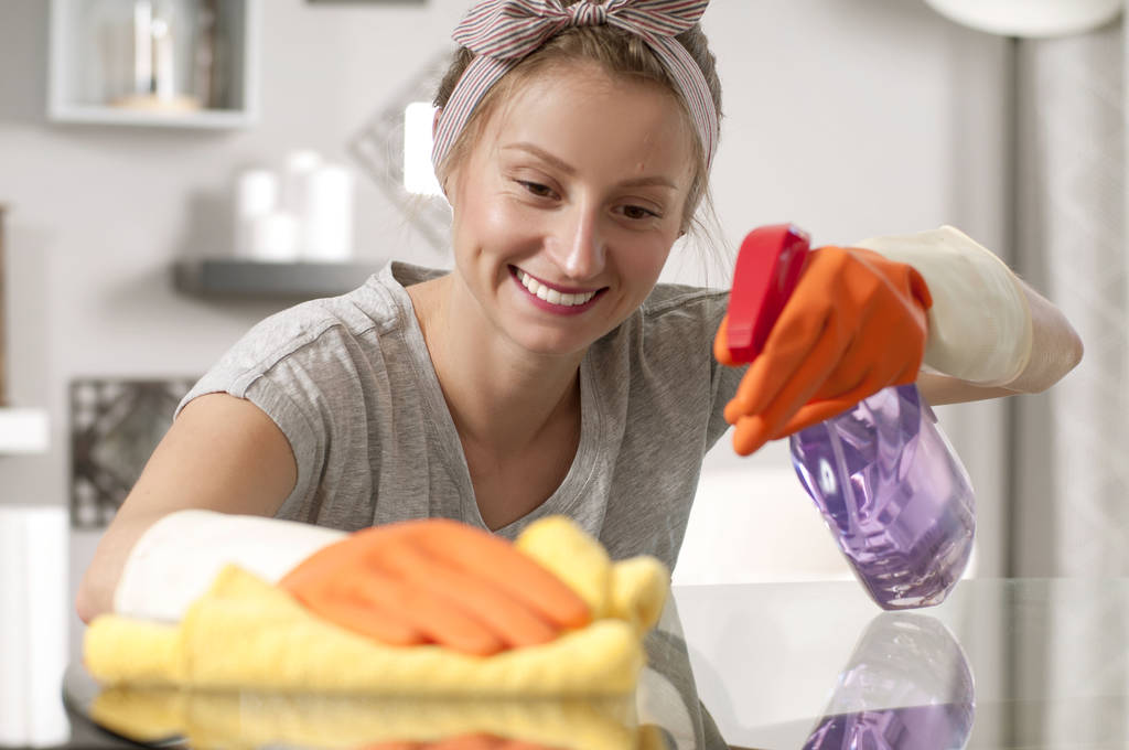 Femme en gants table de nettoyage avec spray
.  - Photo, image