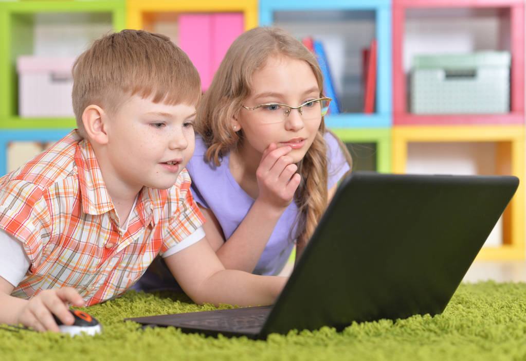  adolescentes frente a la computadora portátil moderna
 - Foto, Imagen