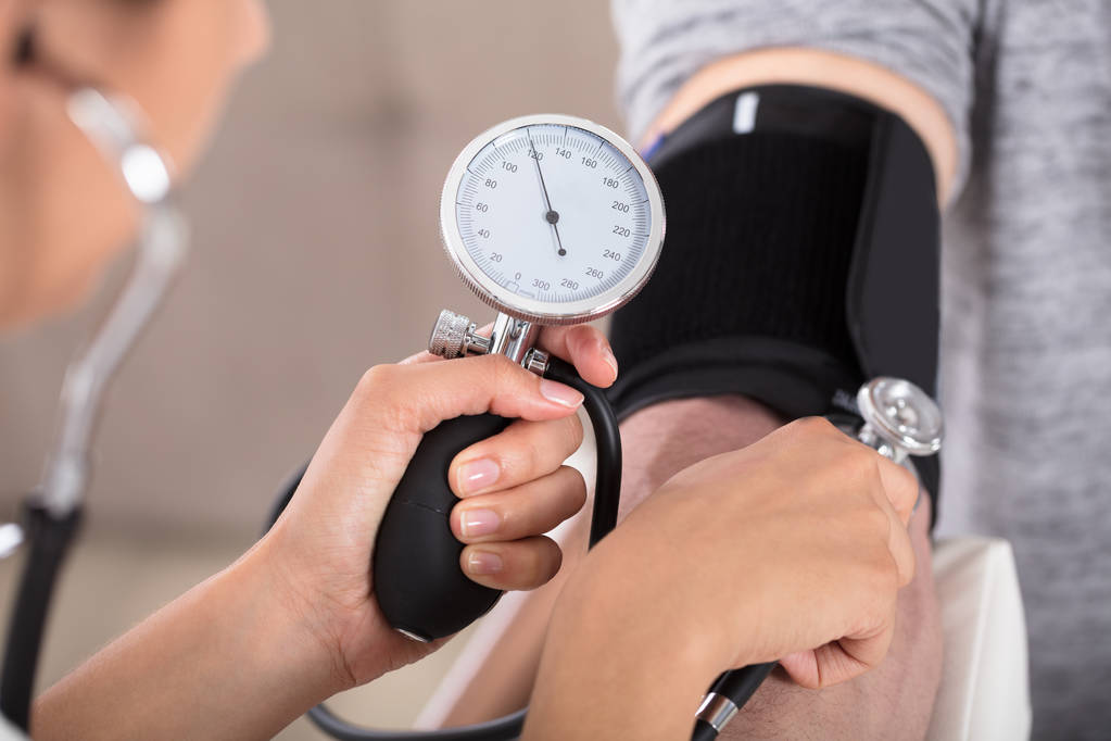  Médico midiendo presión arterial
 - Foto, Imagen