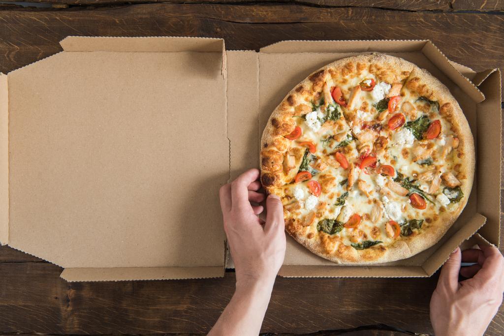 ピザを食べる人  - 写真・画像