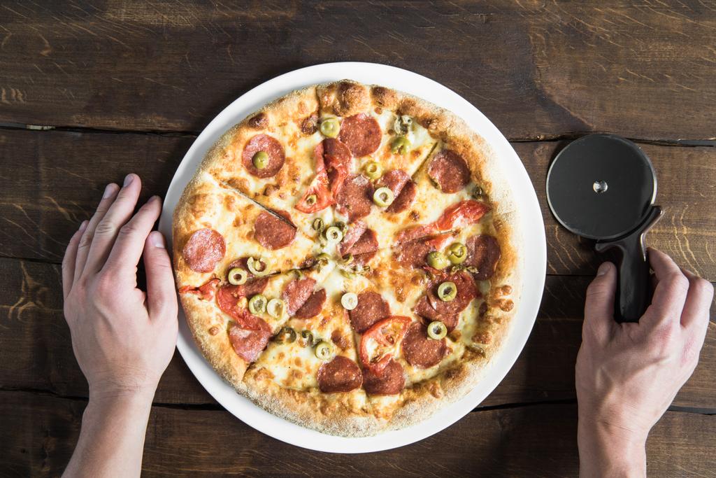 Personne coupant la pizza
  - Photo, image