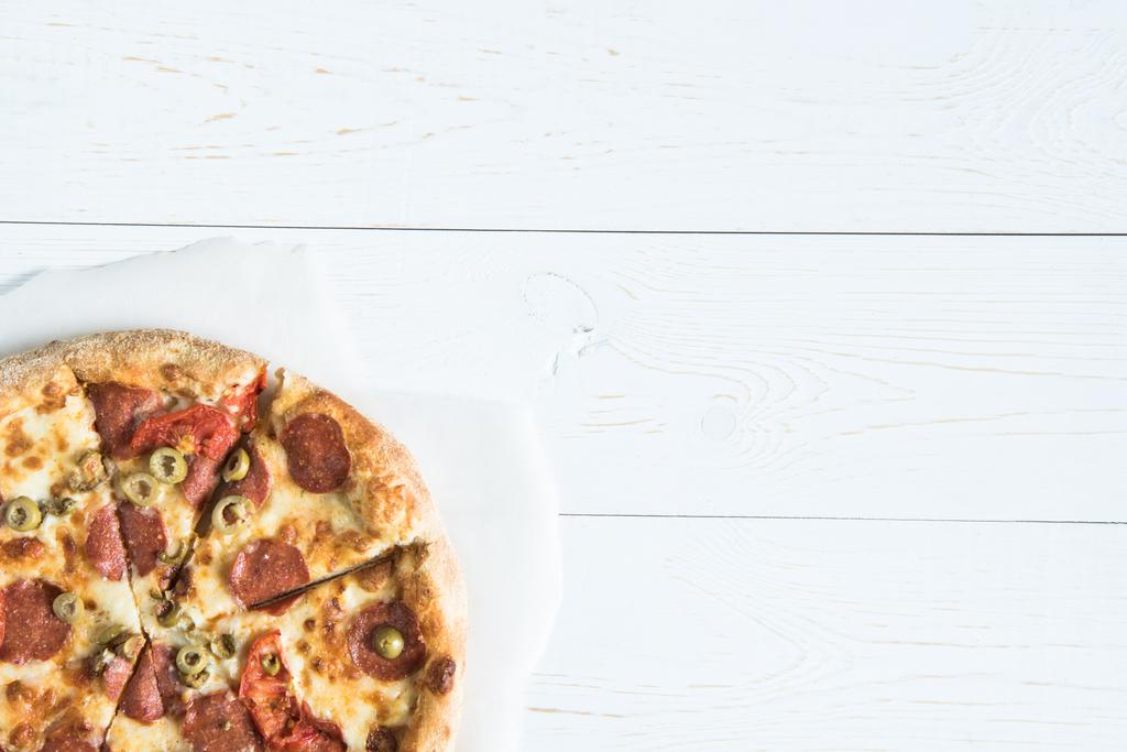 紙を焼くにイタリアのピザ - 写真・画像