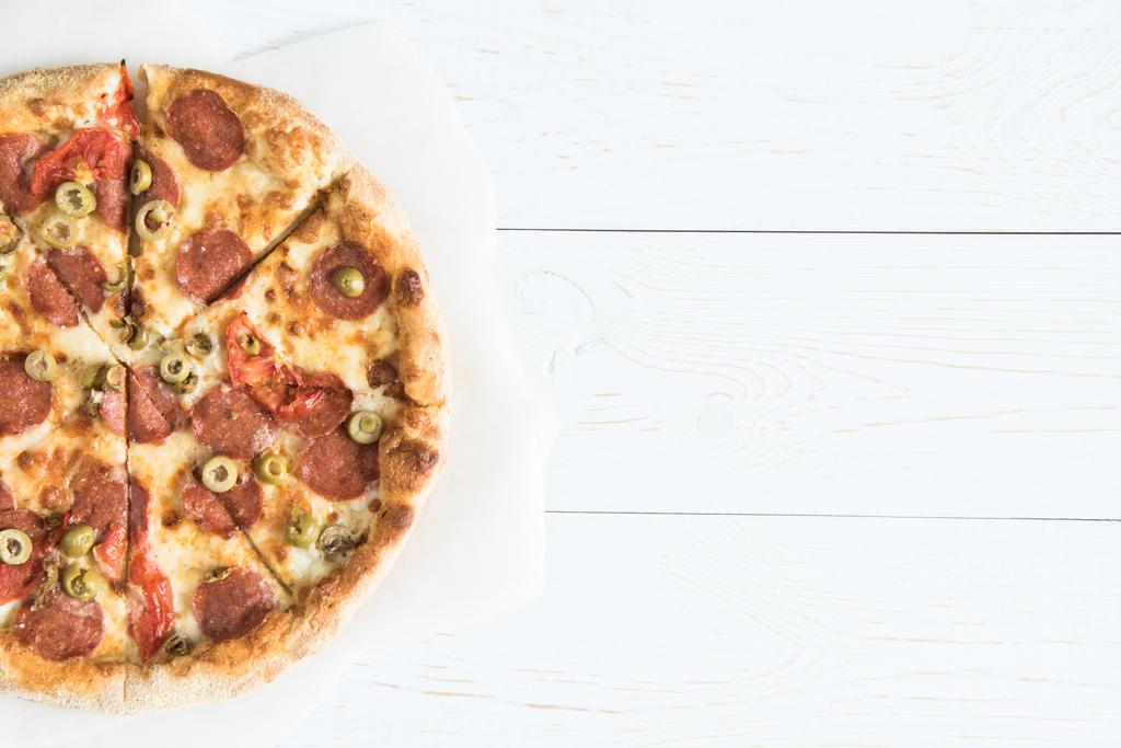 pizza italiana su carta da forno
 - Foto, immagini