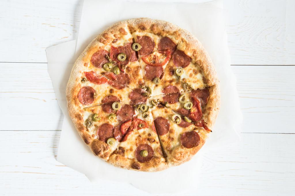 włoskiej pizzy na papier do pieczenia - Zdjęcie, obraz