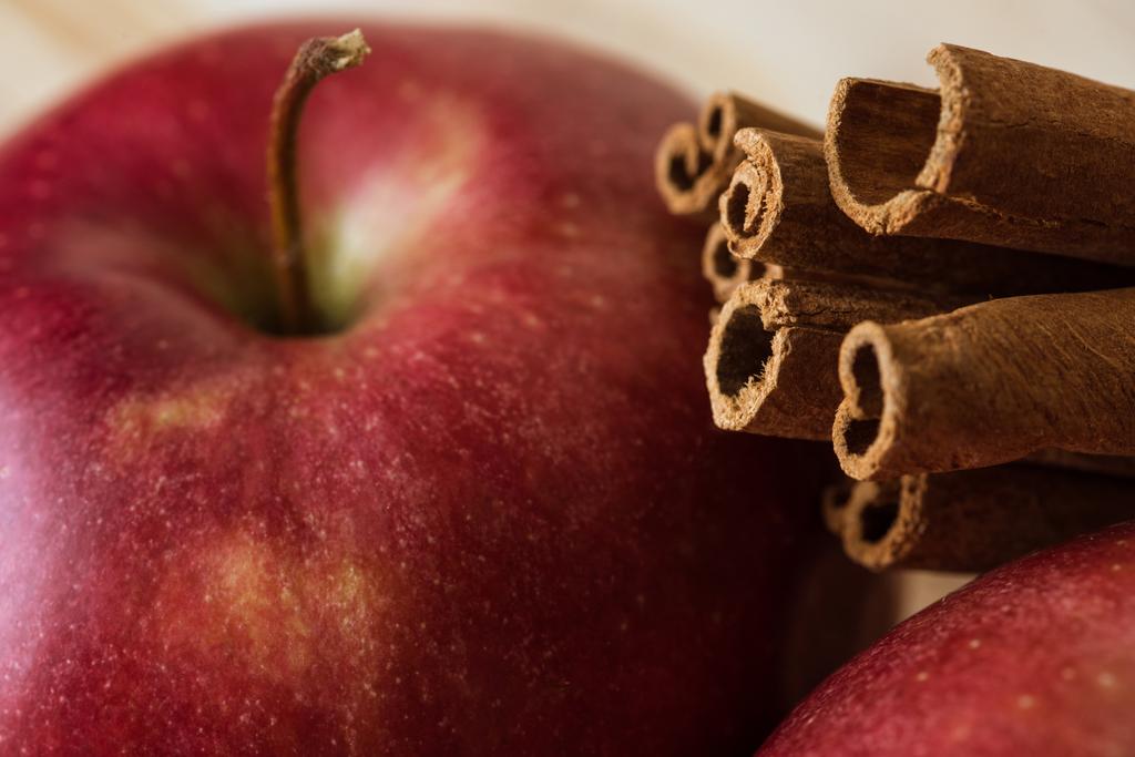 Красное яблоко и коричные палочки
 - Фото, изображение