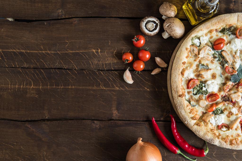 pizza italiana com ingredientes na mesa
 - Foto, Imagem