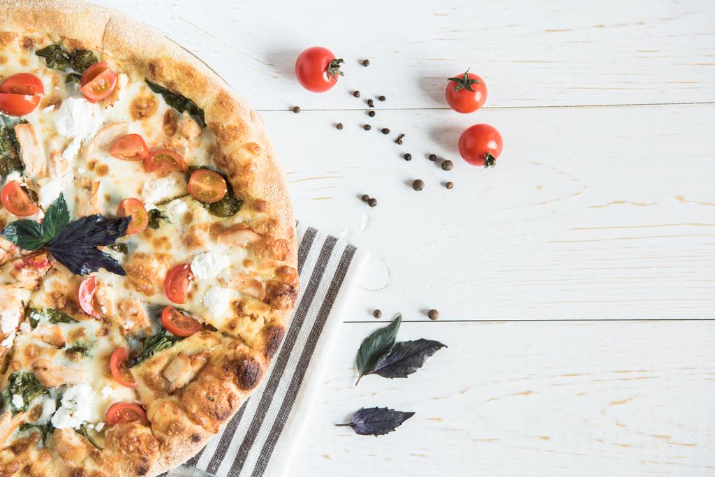 2 pizza italiana en servilleta
 - Foto, Imagen