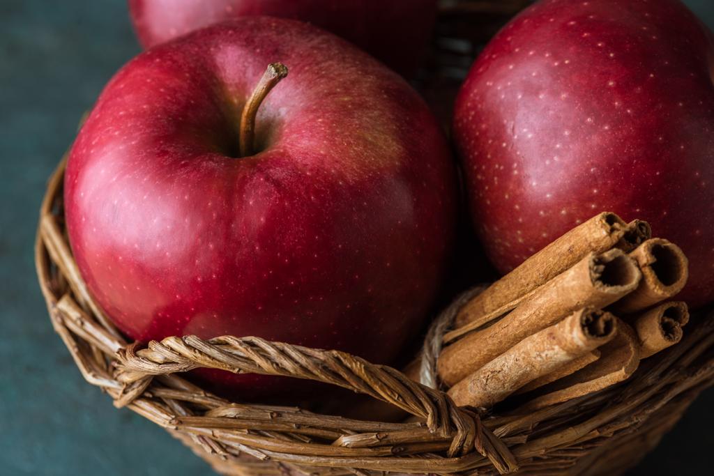 Красные яблоки и коричные палочки
 - Фото, изображение