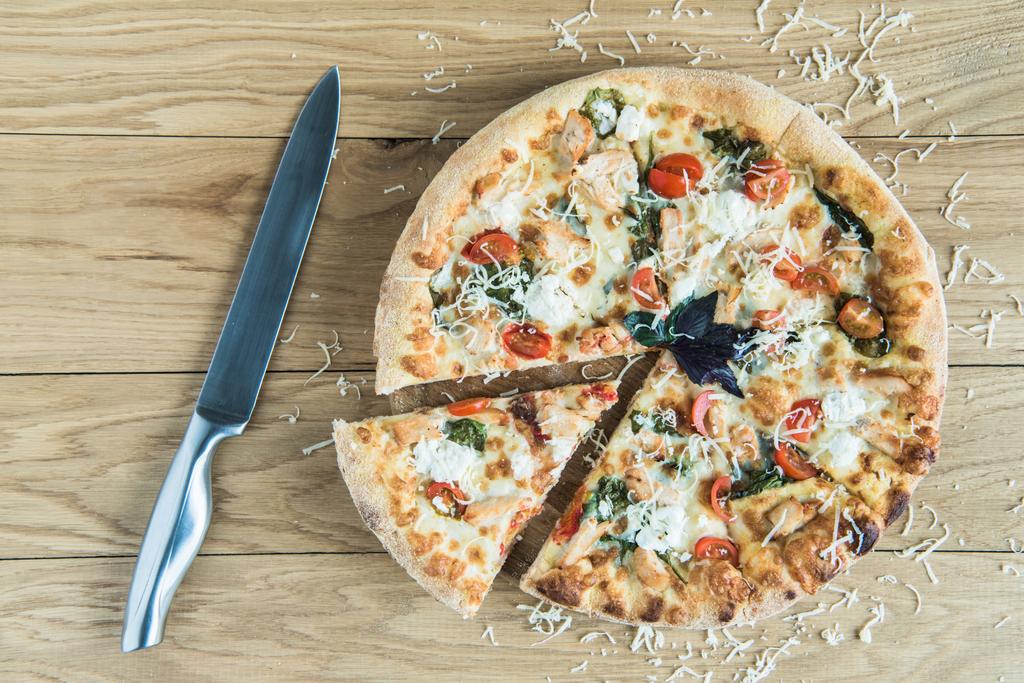 Ιταλική Πίτσα με το μαχαίρι στην ξύλινη επιτραπέζια - Φωτογραφία, εικόνα