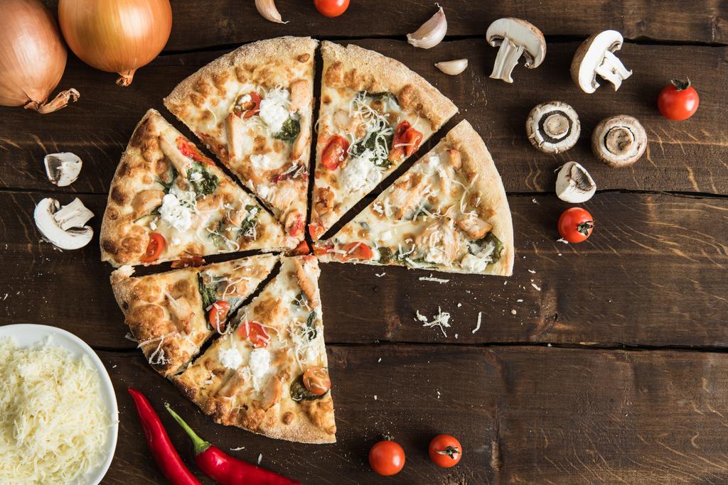pizza italiana com legumes e queijo na mesa
 - Foto, Imagem
