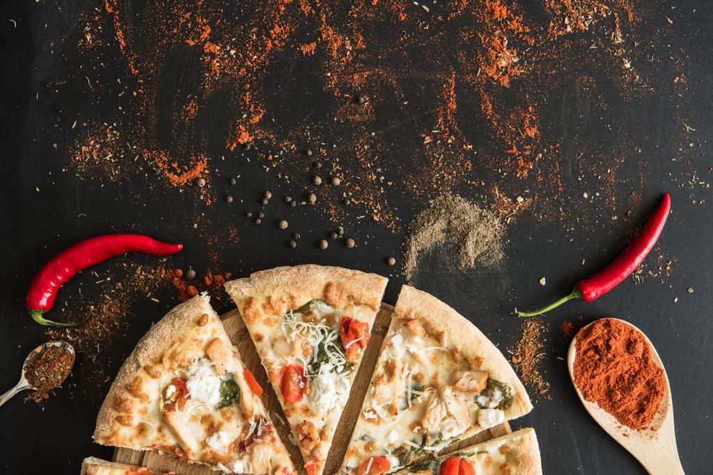 pizza italiana fatiada com especiarias e ervas
 - Foto, Imagem