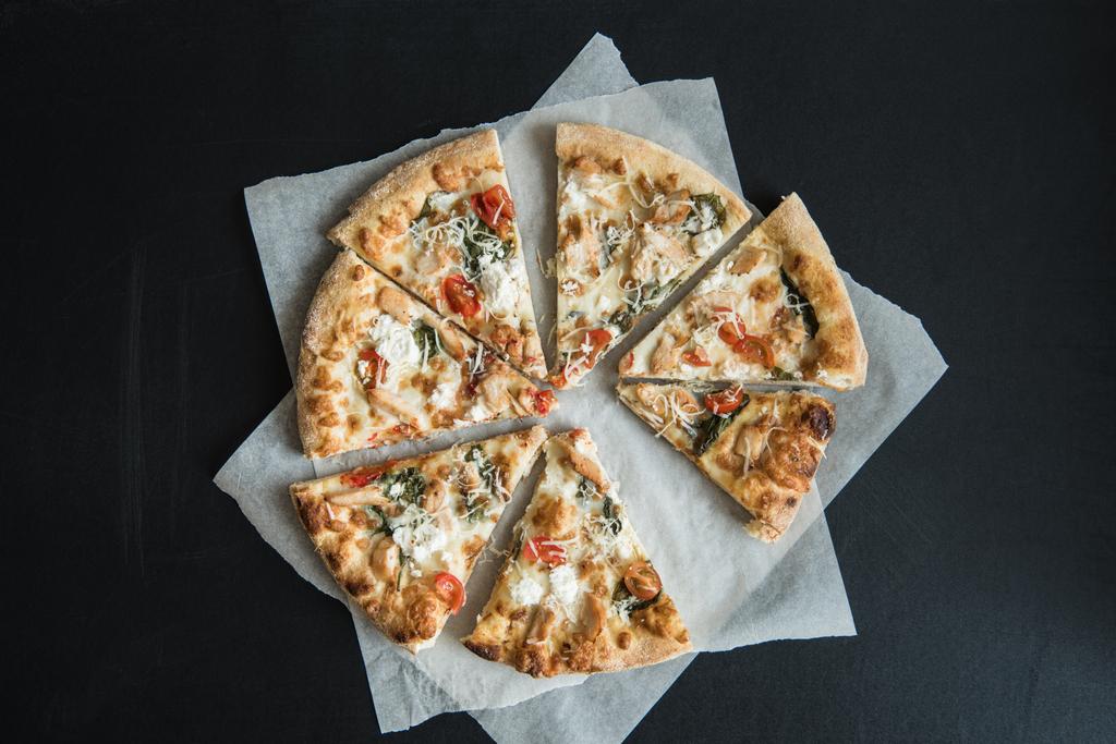 tradycyjnej włoskiej pizzy w plasterkach na pergaminie - Zdjęcie, obraz