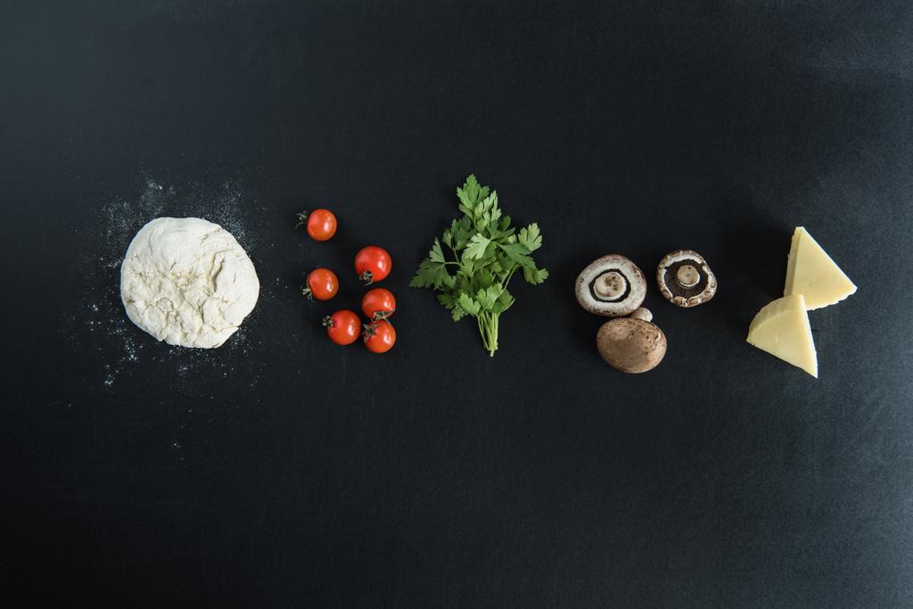 тесто с ингредиентами для приготовления пиццы
 - Фото, изображение