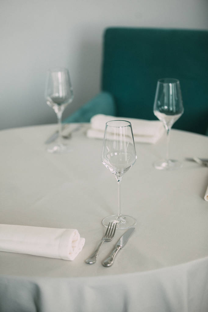 mpty lasit asetettu ravintolassa, Katettu pöytä ravintolassa, Soft Dreamy Effect, Low Clarity
, - Valokuva, kuva