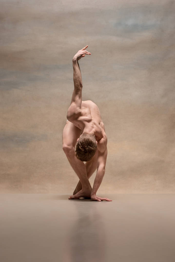 Mężczyzna baletnica, pozowanie na szarym tle - Zdjęcie, obraz