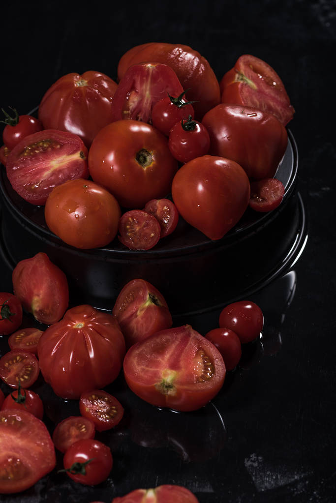 composición de tomates sobre fondo negro aislado
 - Foto, imagen