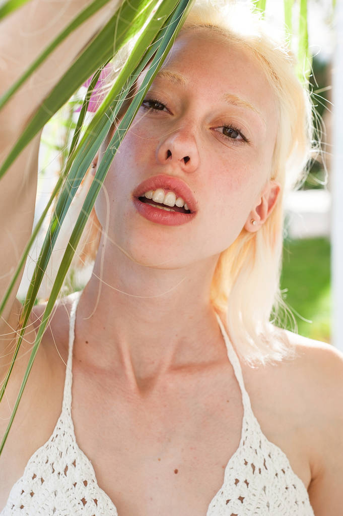 Nuori valkoihoinen malli vaaleat hiukset pukeutunut valkoinen rintaliivit
 - Valokuva, kuva