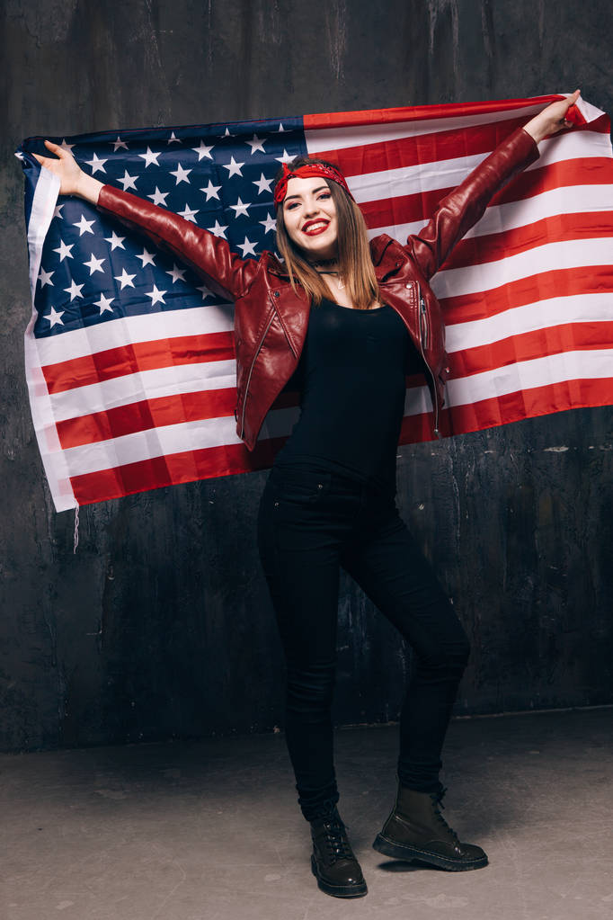 Menina sorridente feliz com bandeira dos EUA nas costas
 - Foto, Imagem
