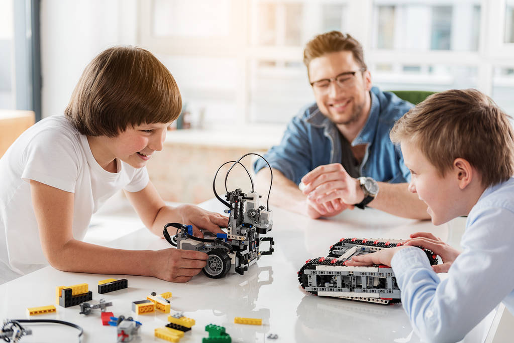Konzentrierte Jungen spielen mit technischem Spielzeug - Foto, Bild