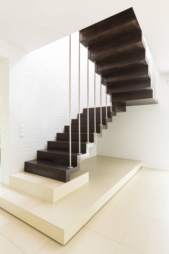 Salão minimalista brilhante com escada de madeira
 - Foto, Imagem
