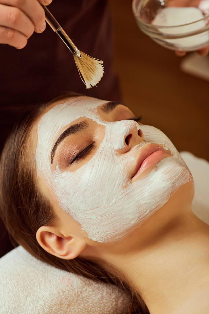Kasvoilla nainen kosmetologi soveltaa naamio kylpylä salonki
 - Valokuva, kuva
