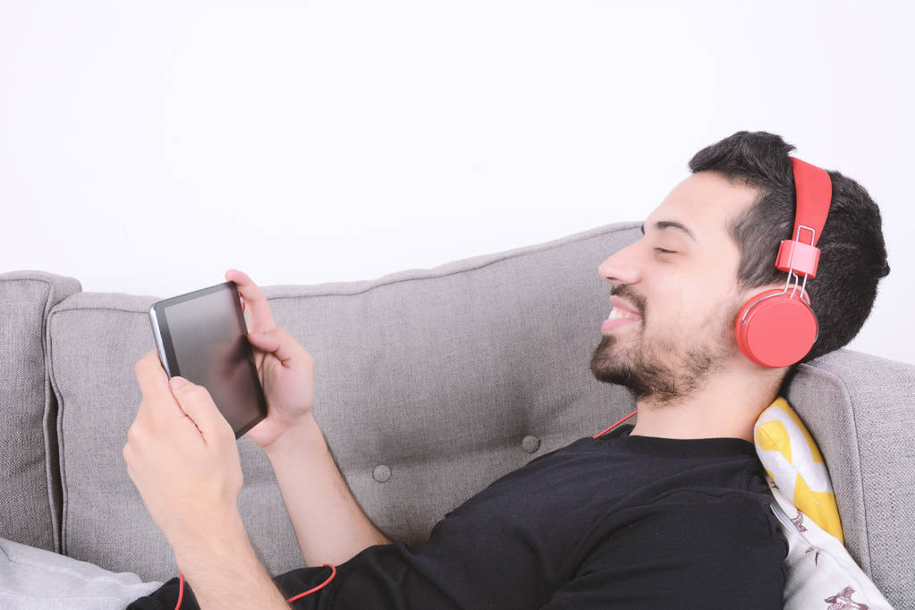 Чоловік слухає музику з планшетом
. - Фото, зображення