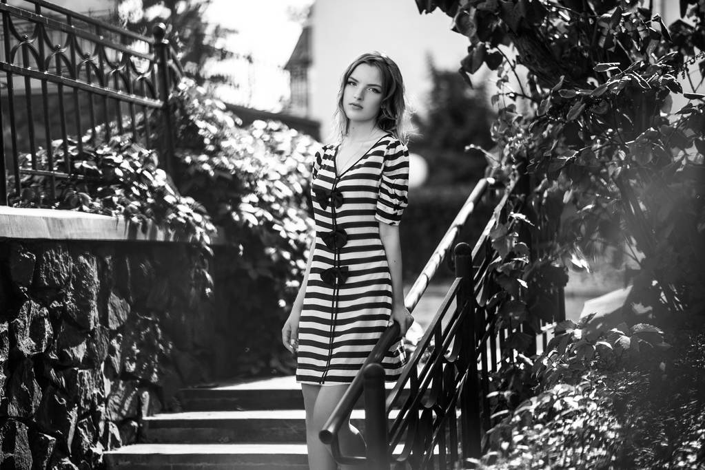 Черно-белая фотография. Красивая девушка позирует в городских местах
 - Фото, изображение