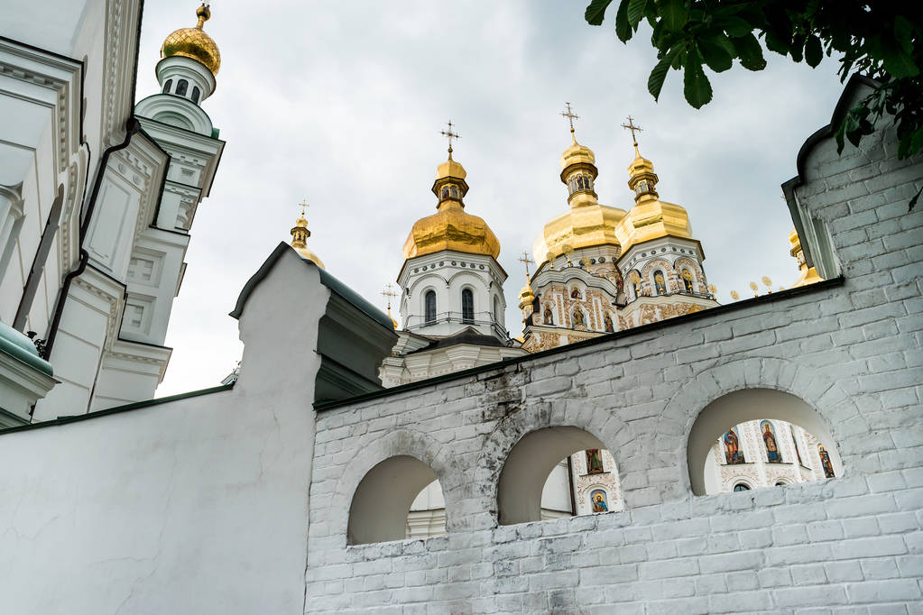 budynki i złote kopuły w Ławry Pieczerskiej - Zdjęcie, obraz
