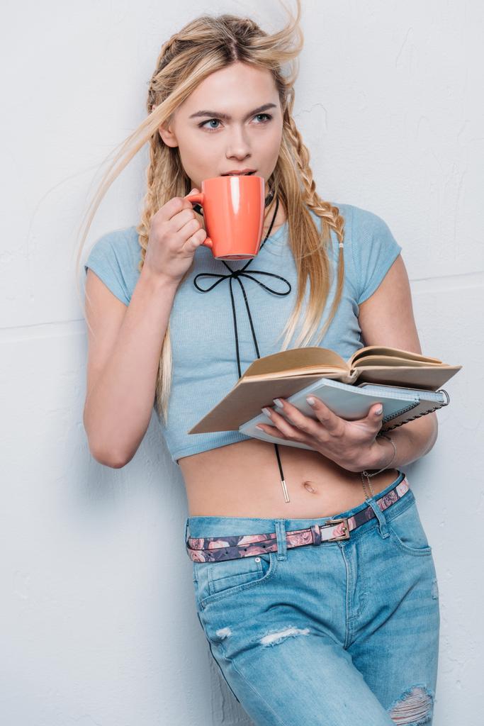 caucasico bionda ragazza bere caffè e leggere libri
 - Foto, immagini