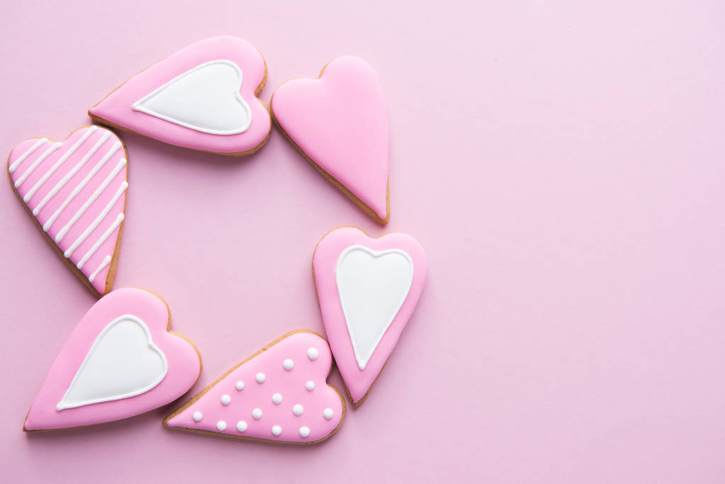 Cookies faits à la main en forme de coeur
  - Photo, image