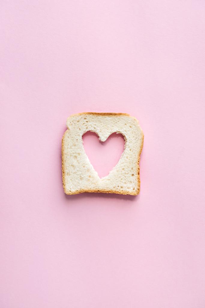 Geroosterd brood met hart vormige gat  - Foto, afbeelding