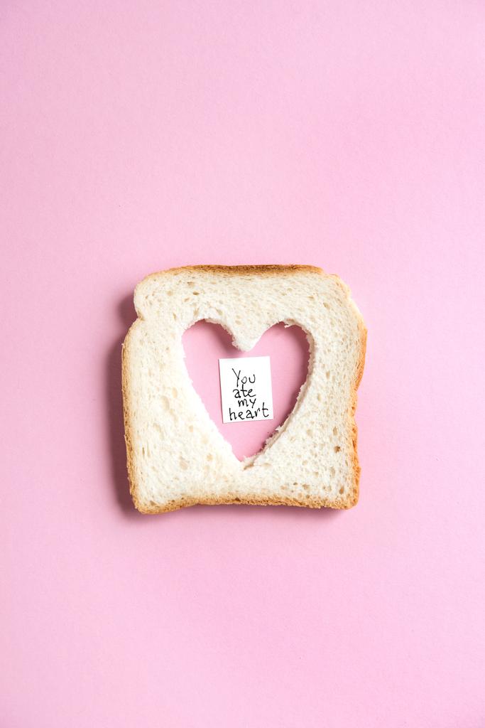 Kızarmış ekmek kalp ile delik şeklinde  - Fotoğraf, Görsel